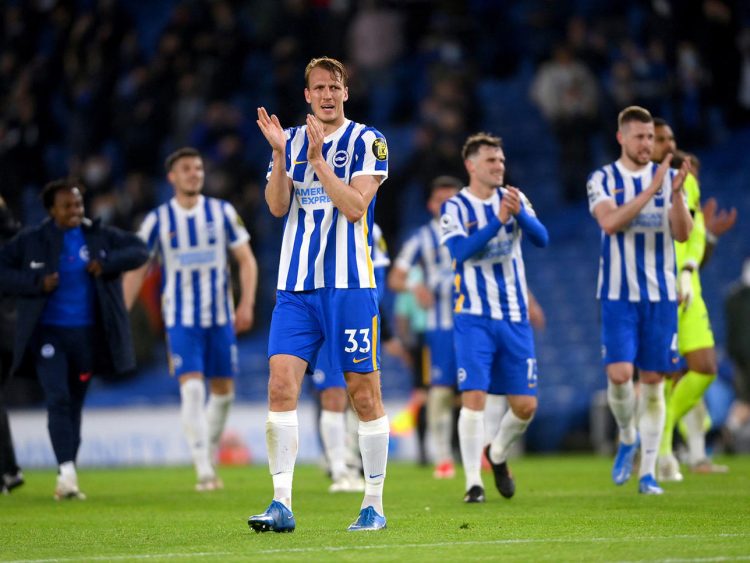 La divisa del Brighton 2021-2022 in campo