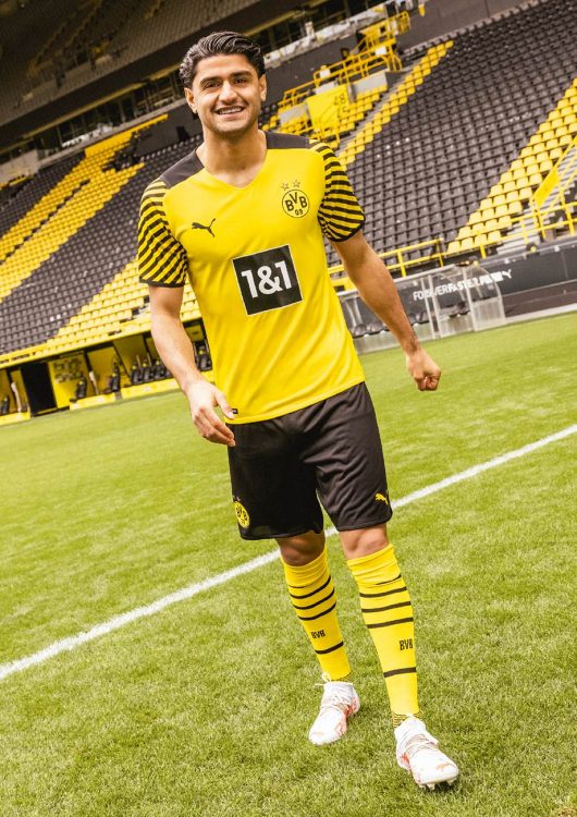 Dahoud con la nuova divisa del Borussia Dortmund 2021-22