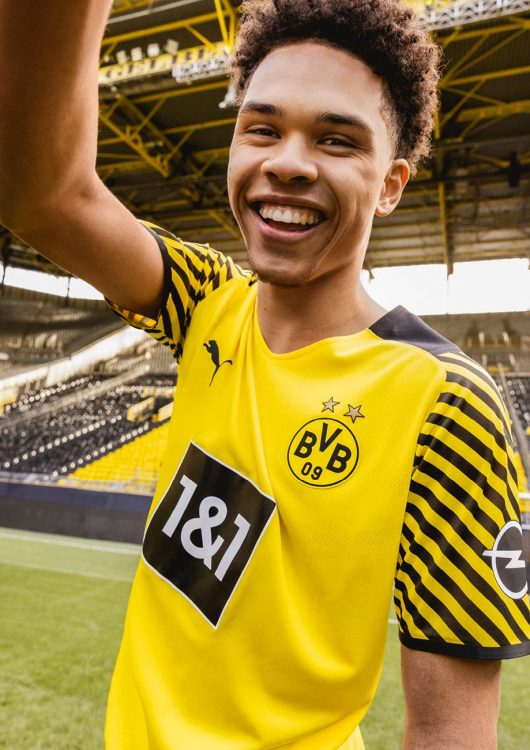 Collins mostra la maglia del BVB 2021-2022