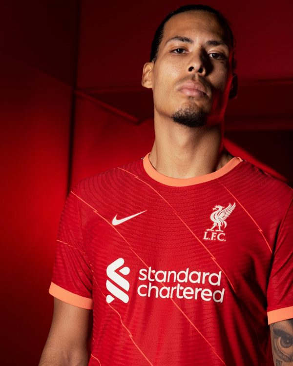 Virgil van Dijk con la maglia del Liverpool 2021-2022