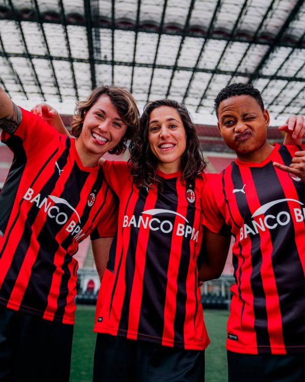 Le ragazze del Milan con la nuova maglia rossonera