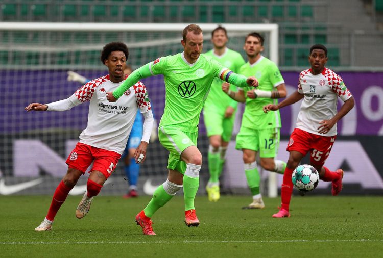 La divisa del Wolfsburg in campo