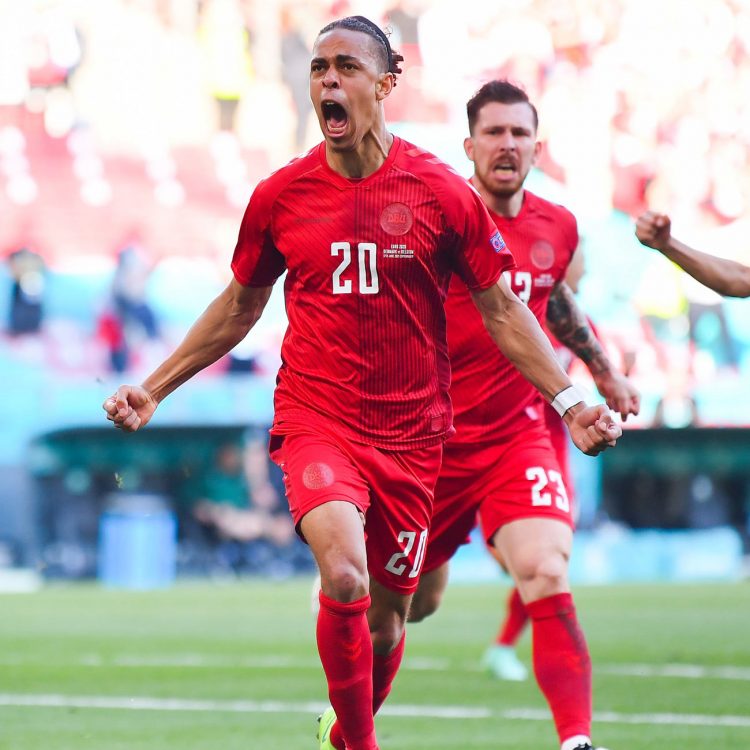 Poulsen indossa la terza divisa della Danimarca a Euro 2020