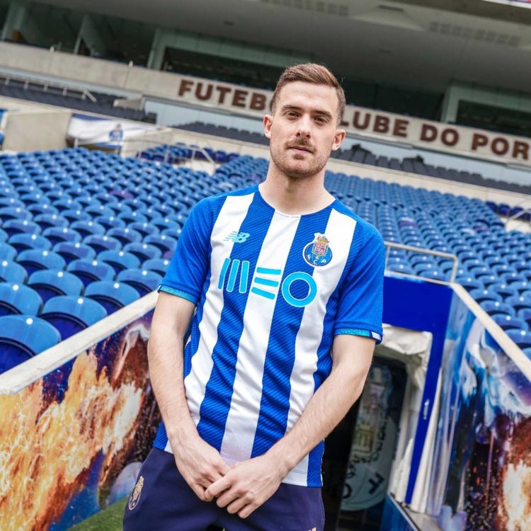 La nuova maglia del Porto indossata