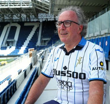 Tifoso indossa maglia Atalanta sugli spalti