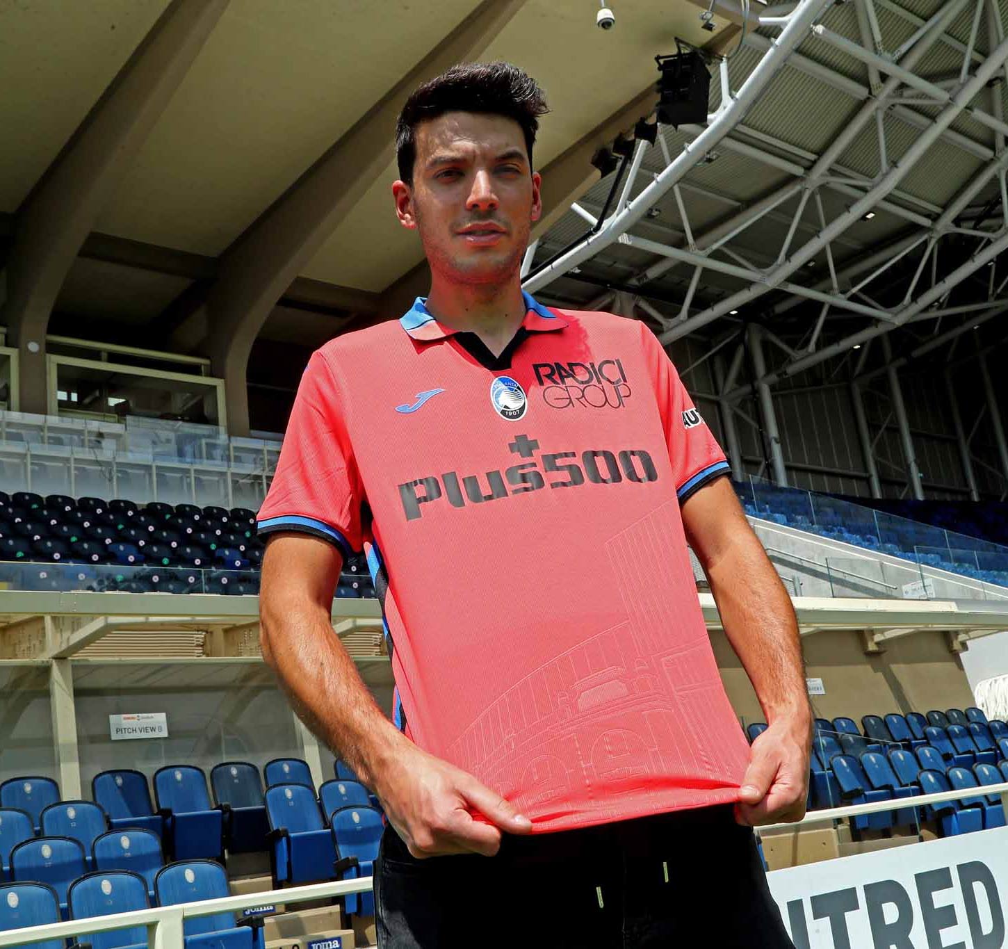 La terza maglia corallo dell'Atalanta 2021-22
