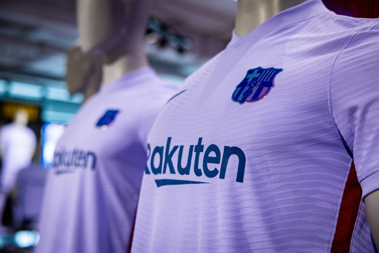 Dettaglio nuova maglia away Barcellona viola
