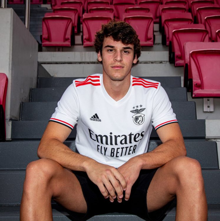 La maglia away del Benfica 2021-2022 bianca