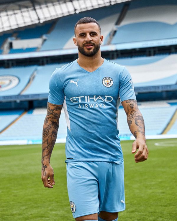 Walker con la nuova maglia del City 2021-2022