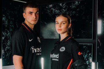 La nuova maglia dell'Eintracht Francoforte 2021-2022