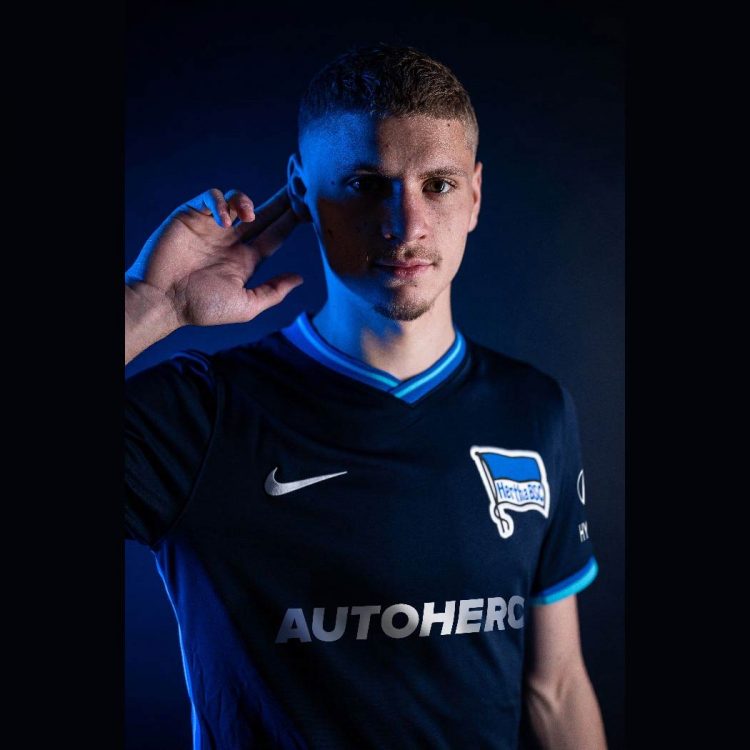 La maglia away dell'Hertha Berlino 2021-22
