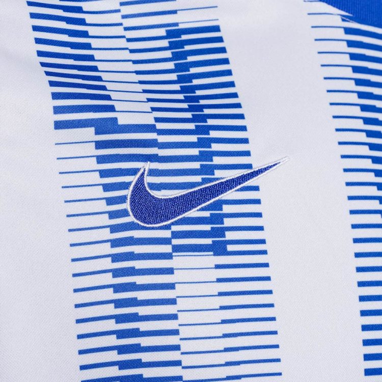 Lo swoosh Nike ricamato, maglia Hertha