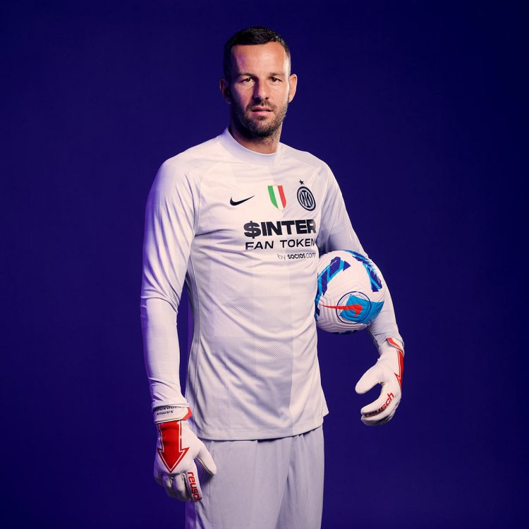 Handanovic con la nuova maglia sponsor Socios.com