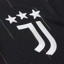Lo stemma J sulla maglia nera della Juve