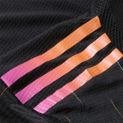 Le strisce Adidas cangianti sulla maglia della Juve
