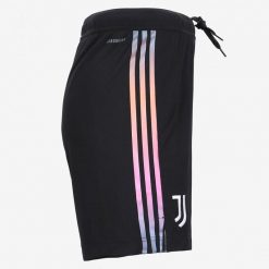 Le strisce iridescenti sui pantaloncini della Juve