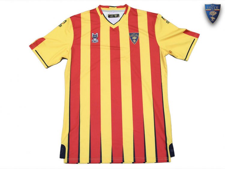 La nuova maglia del Lecce 2021-2022