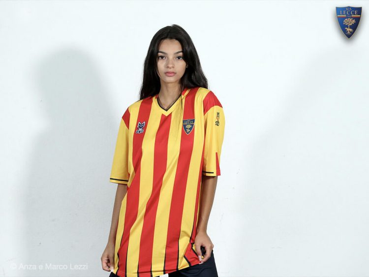 Modella con la nuova maglia del Lecce 2021-22