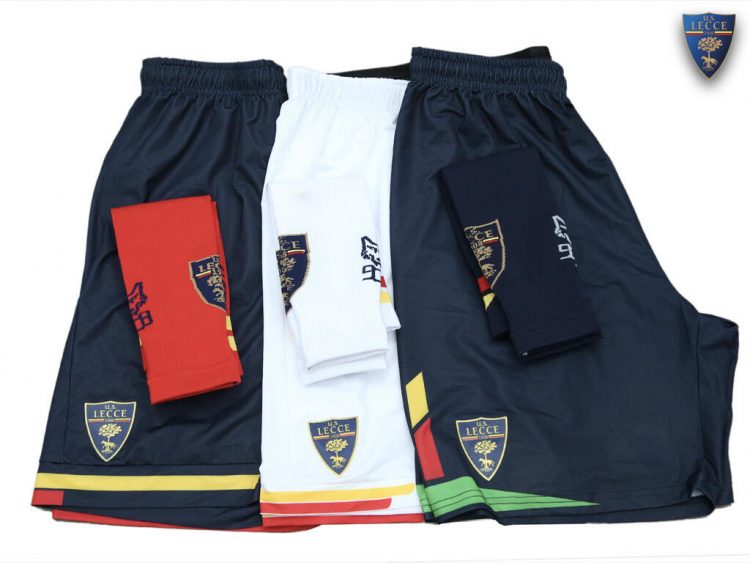 Pantaloncini e calzettoni Lecce 2021-2022