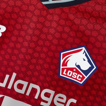 La forma de La Citadelle sullo sfondo della maglia del Lille