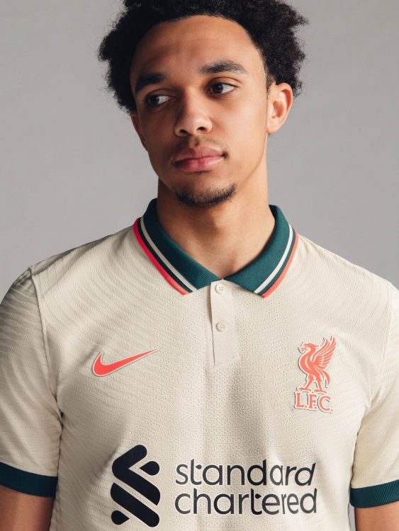 Dettaglio seconda maglia Liverpool bianco sporco