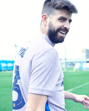 Piquè con la nuova maglia da trasferta del Barcellona