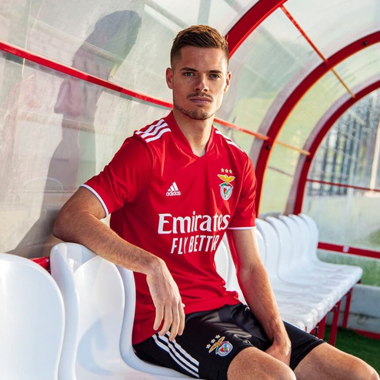 La nuova maglia del Benfica 2021-2022 indossata