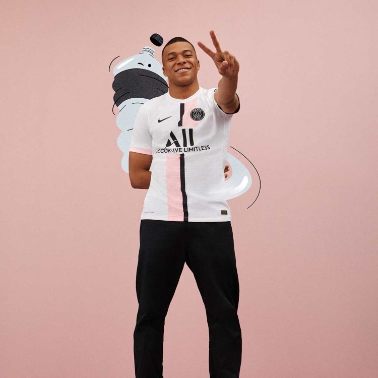 Mbappè con la maglia del PSG da trasferta
