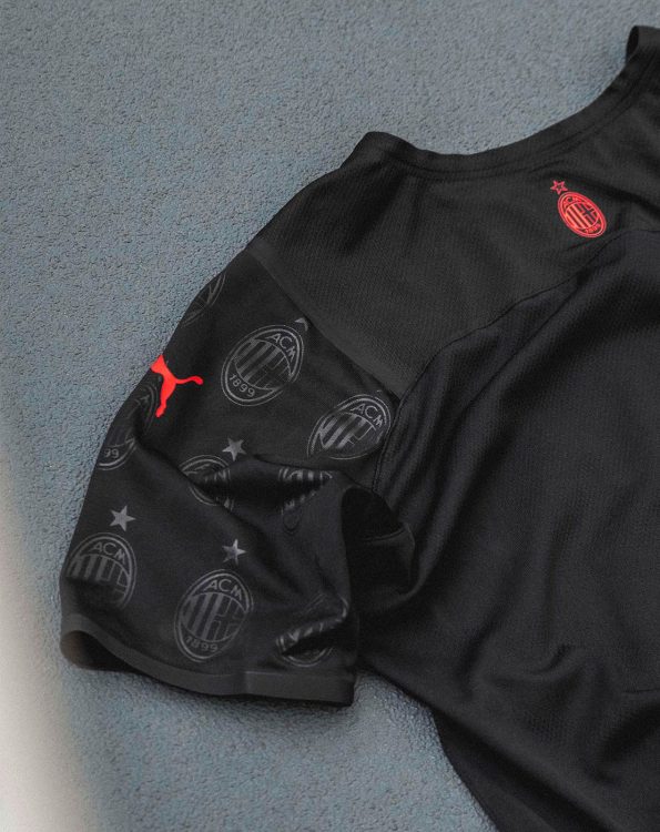 Dettaglio manica terza maglia Milan nera