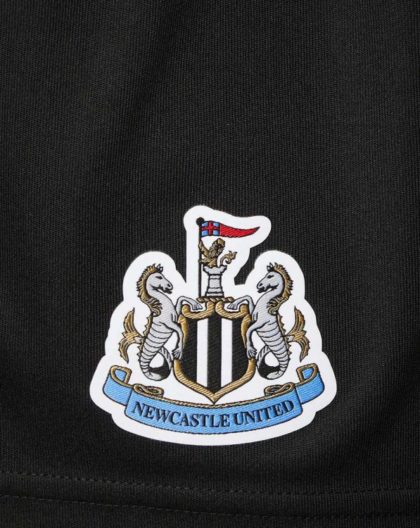 Logo ricamato sui pantaloncini Newcastle
