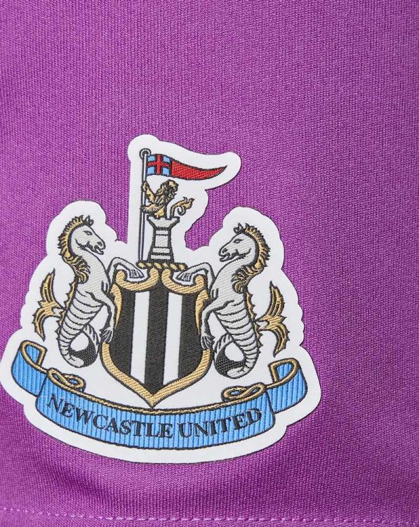 Lo stemma del Newcastle sui panta portiere