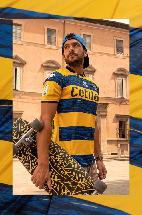 Le strisce gialloblù sulla maglia away del Parma