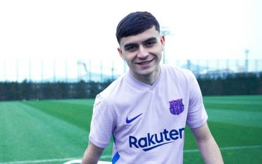 Pedri con la maglia away del Barcellona