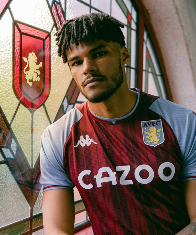 La nuova maglia dell'Aston Villa 2021-2022