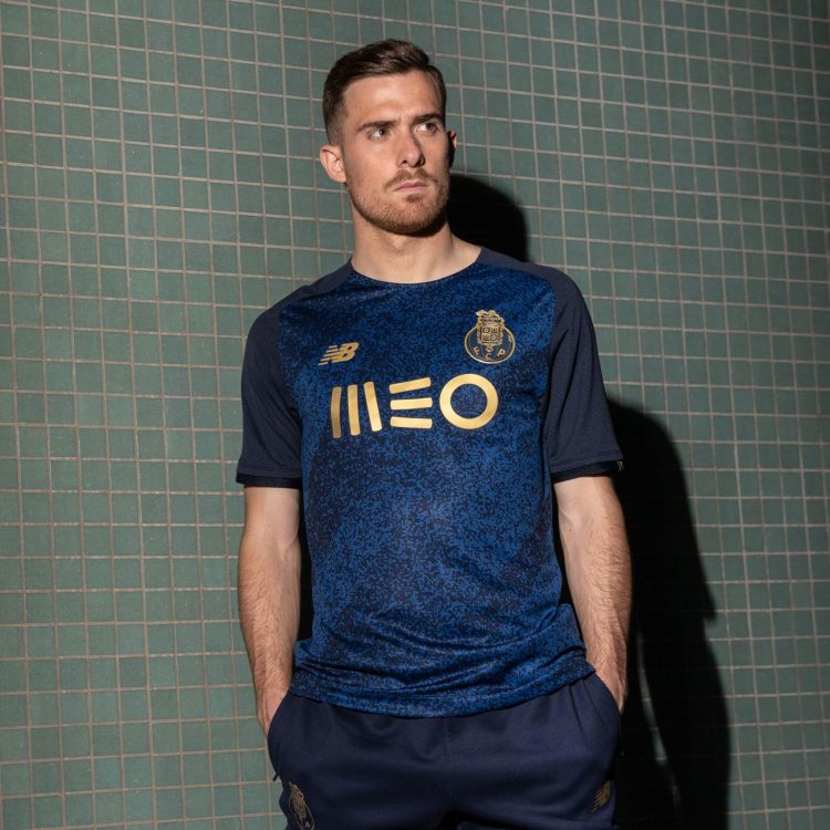 Blu e oro per la seconda maglia del Porto 2021-22