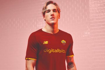 Zaniolo con la nuova maglia della Roma 2021-2022
