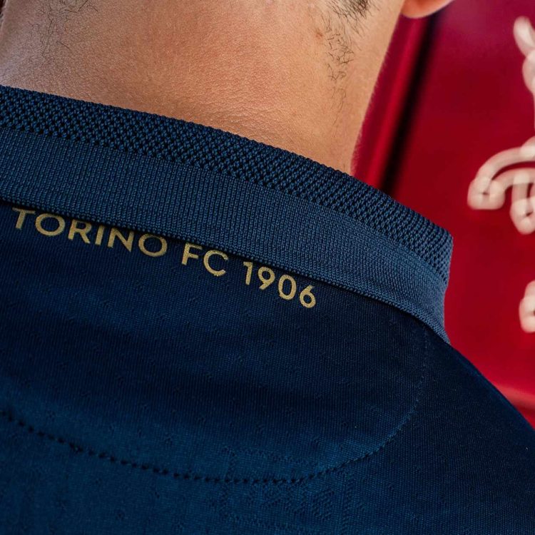 Retro collo dettaglio Torino third