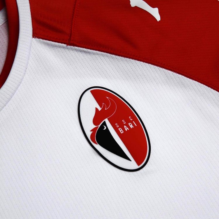 Lo stemma sulla maglia del Bari