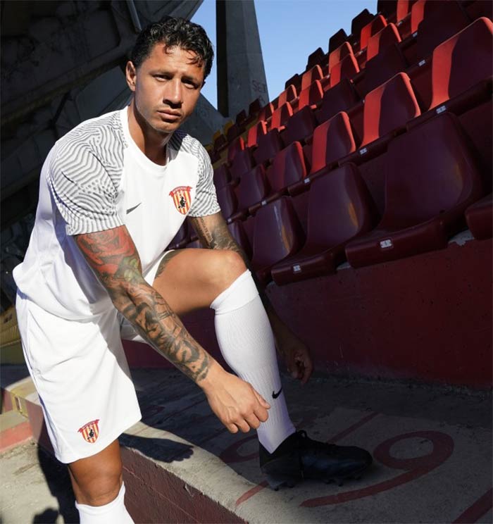 Lapadula divisa Benevento bianca Nike