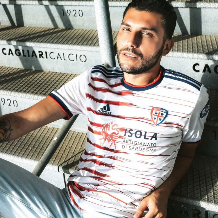 Nuova maglia away Cagliari 2021-22