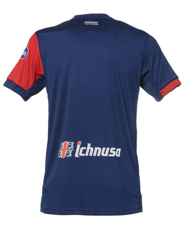 Il retro tutto blu della nuova maglia del Cagliari