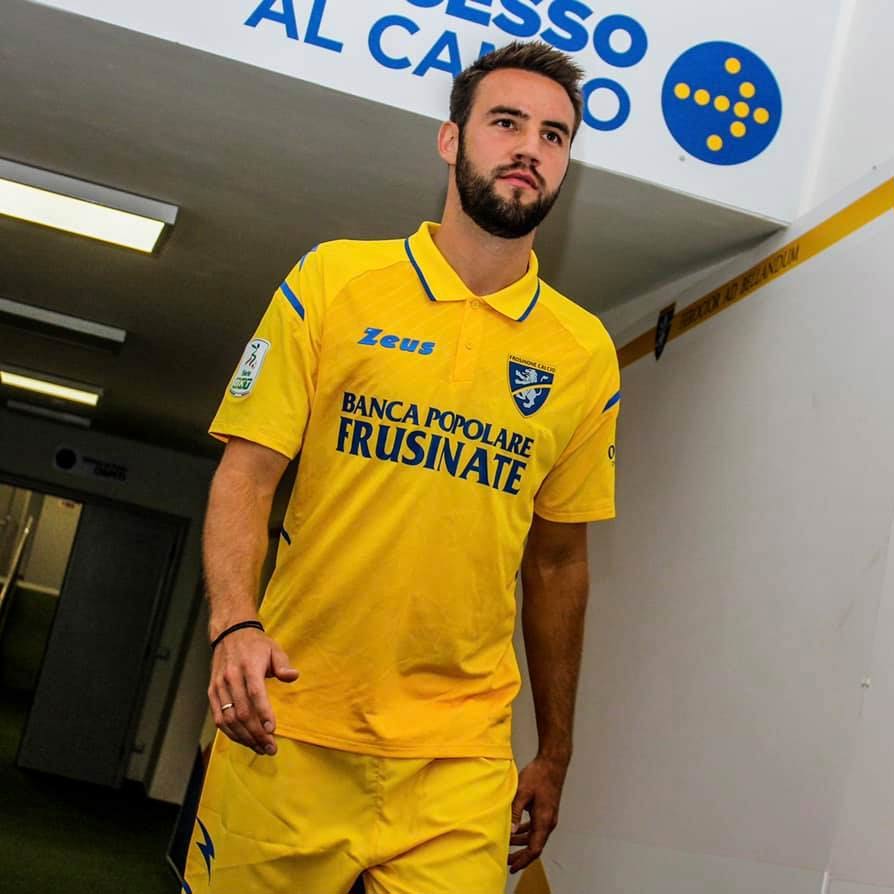 La maglia del Frosinone gialla