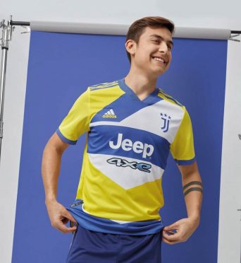 Dybala con la terza maglia della Juventus