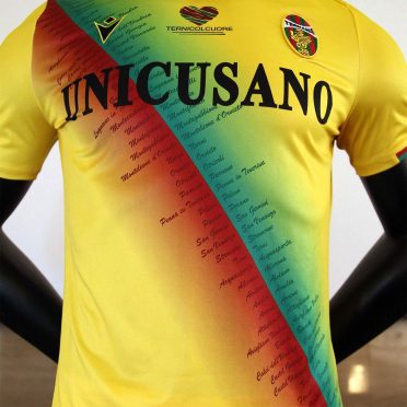 I nomi dei comuni della provincia di Terni sulla terza maglia della Ternana