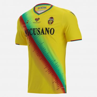 Terza maglia Ternana gialla con i comuni