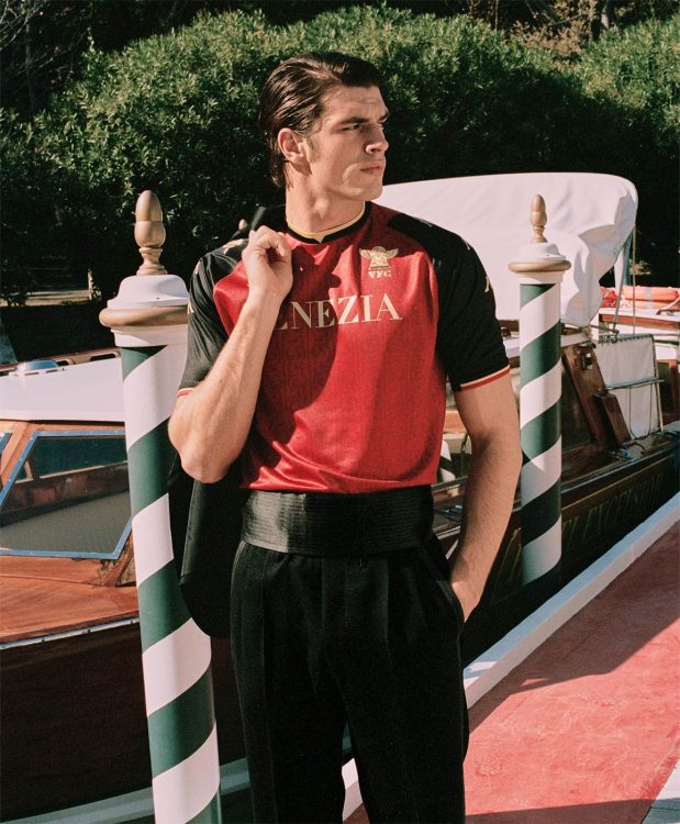 La maglia rossa del Venezia firmata Kappa