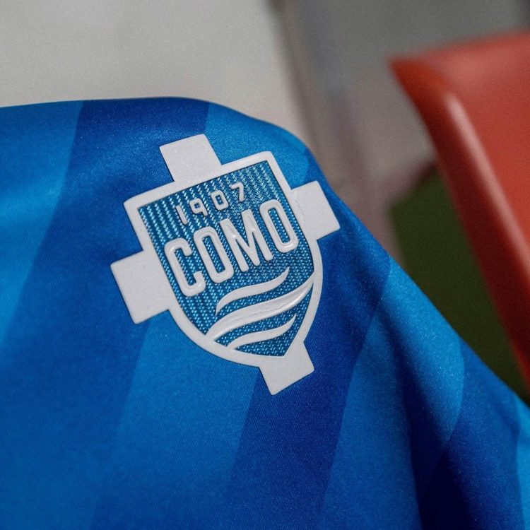 Logo Como sulla maglia azzurra