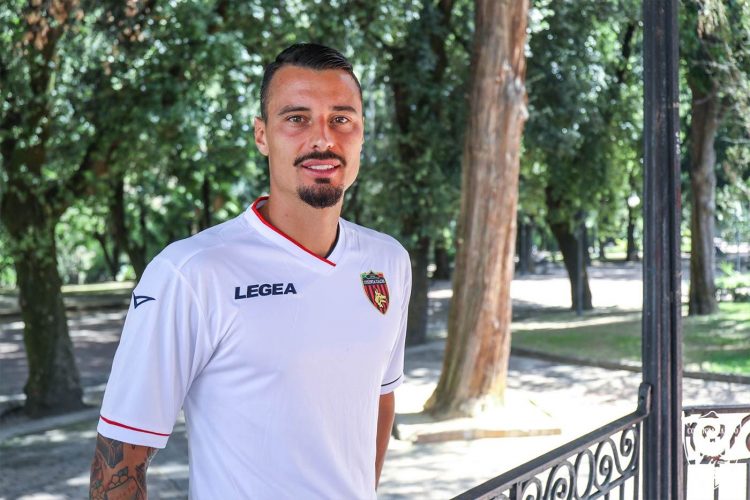 Rigione con la maglia away del Cosenza