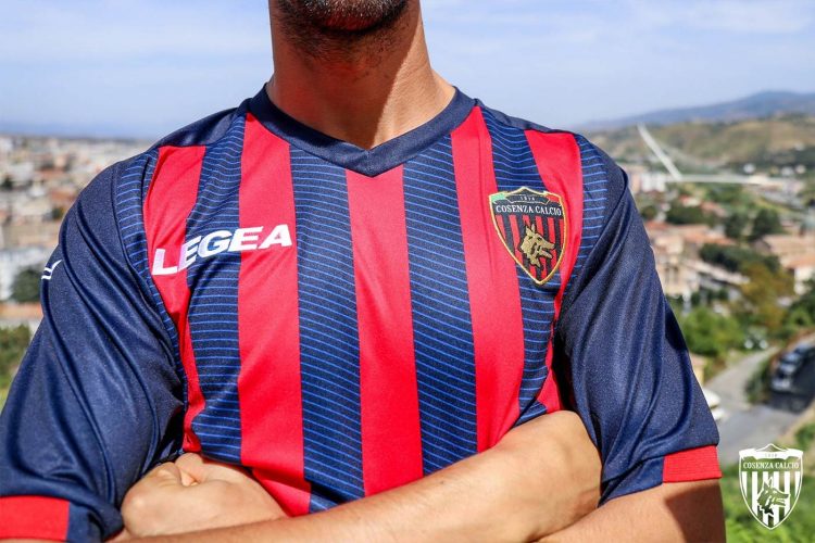 Dettagli prima maglia Cosenza rossoblù