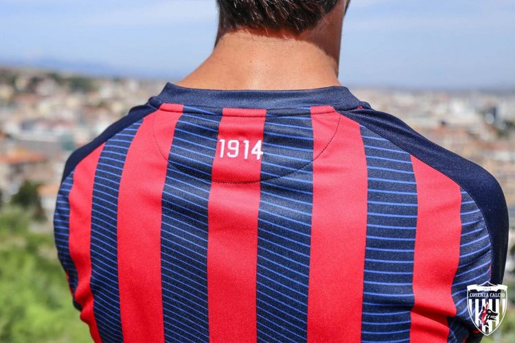 Il retro della nuova maglia del Cosenza 1914
